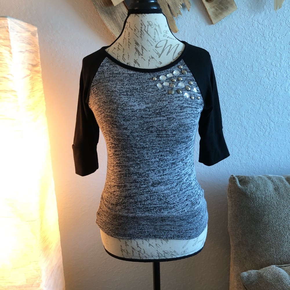 4[BCX] Gem detailed 3/4 sleeve black and grey top